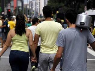 Participante com panela no protesto de março