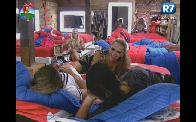 Nicole Bahls, Leo Aquila e Gretchen conversam na cama sobre o novo namorado da cantora