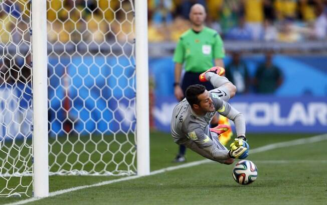 Julio César salva o Brasil de cair nas oitavas de final da Copa do Mundo