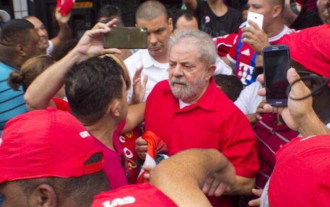 Lula se encontra com militantes em frente ao seu prédio em São Bernardo do Campo