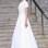 Dona de um estilo próprio, Leelee Sobienski chamou a atenção ao usar o amplo vestido minimalista da Jil Sander. Foto: Getty Images