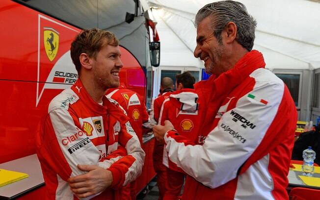 O tetracampeão mundial de Fórmula 1, Sebastian Vettel, com o diretor da Ferrari, Maurizio Arrivabene