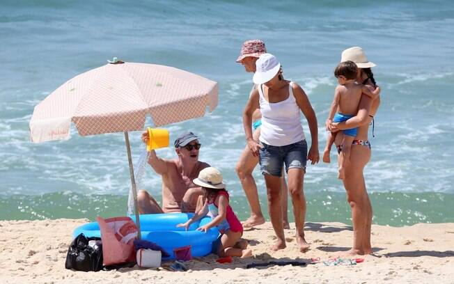 Segunda-feira, 24 - Marcos Caruso, no ar em 'Joia Rara', foi à praia do Leblon, no Rio de Janeiro, na tarde desta segunda-feira (240