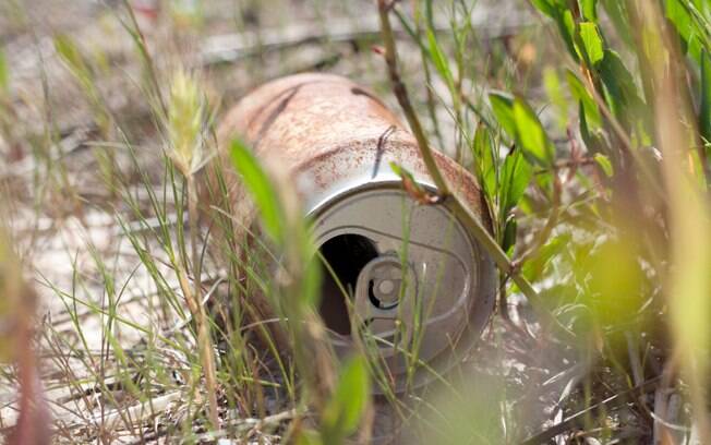 Garrafas de bebida  ou latas não devem ser deixados no quintal ou poderão acumular água parada . Foto: iStock
