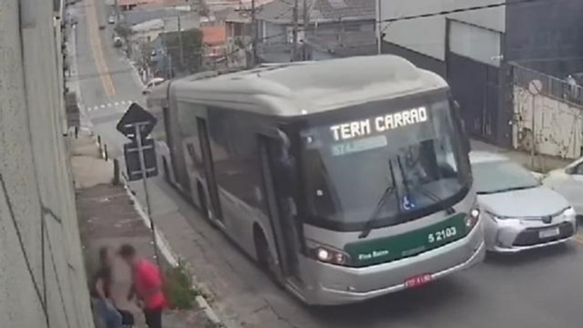 SP Passageiros de ônibus salvam mulher de tentativa de estupro