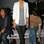 Básica, mas elegante, a cantora Frankie Sandford combinou legging com camiseta podrinha azul, blazer branco e escarpim de cobra. Foto: Getty Images