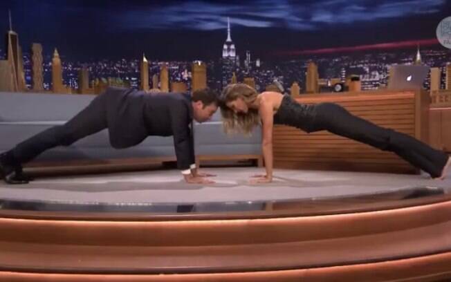 Gisele Bündchen ensina posição de ioga para Jimmy Fallon