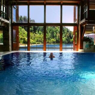 No spa do lodge, piscinas com águas termais