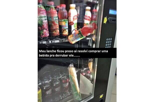 Não bastou o lanche ficar preso, o suco tinha que ficar preso também!