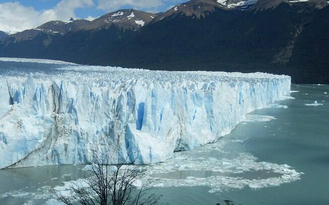 Rompimento de gelo do Glaciar Perito Moreno faz barulho e 'desenhos de gelo' e ondas no lago