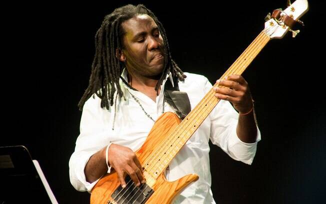 O baixista camaronês Richard Bona é uma das atrações principais do Ilhabela in Jazz, que começa nesta quarta-feira (12)
