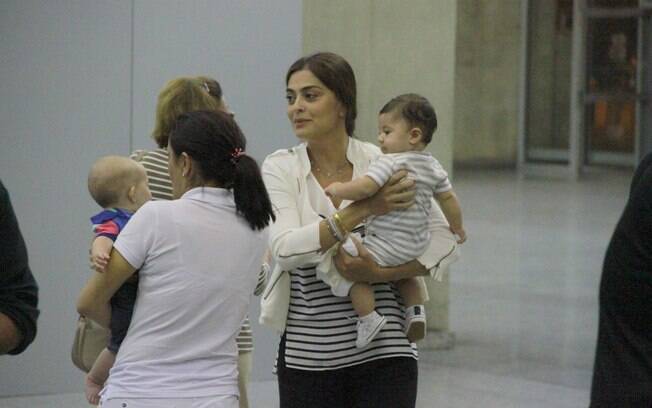 Juliana Paes com a família no aeroporto