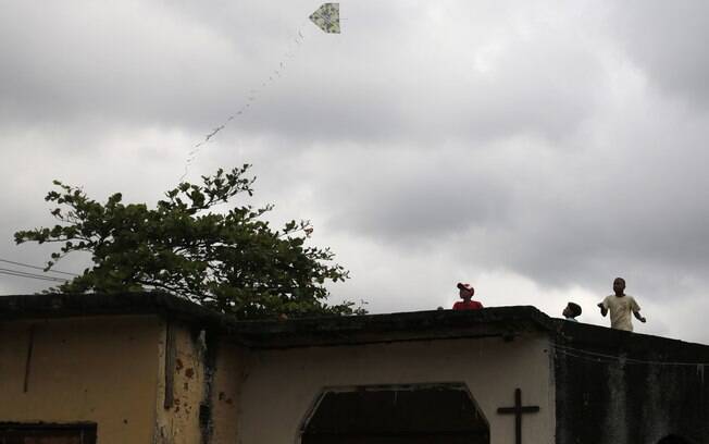 Crianças empinando pipa em cima da Capela de São Sebastião, no Rio de Janeiro, será visitada pelo Papa durante a Jornada Mundial da Juventude.