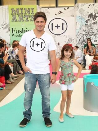 Daniel Rocha desfilou com modelo mirim no Fashion Weekend Kids, em São Paulo