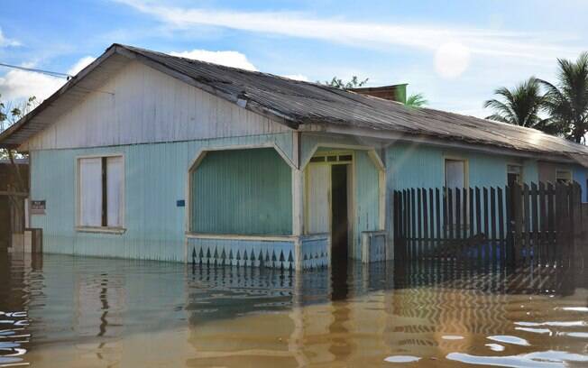 Casa inundada em Taraucá: quase cem pessoas em abrigos após perderem suas casas. Foto: Asscom Prefeitura de Tarauacá