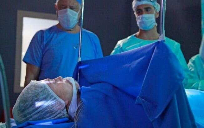 Pilar é operada às pressas e Jacques não permite que Félix acompanhe a cirurgia