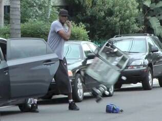 Lamar Odom destroi carro de fotógrafo