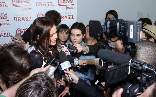 Chegada de Bruna Marquezine causa tumulto no segundo dia de Fashion Rio na noite de quinta-feira (7)