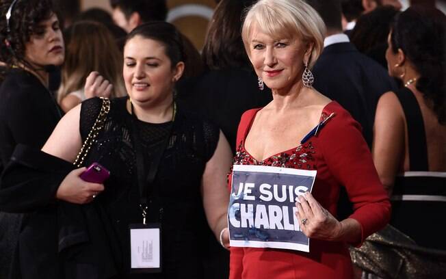 Helen Mirren mostra um cartaz que diz 'Eu sou Charlie', em referência ao ataque terrorista contra a revista 'Charlie Hebdo' . Foto: AP