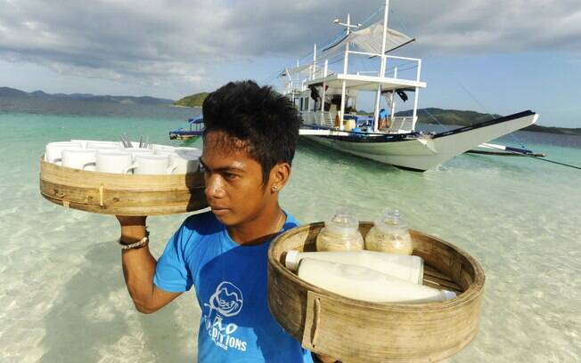 Caiçara filipino se encarrega de levar a alimentação local ao barco da expedição às ilhas na província de Palawan
