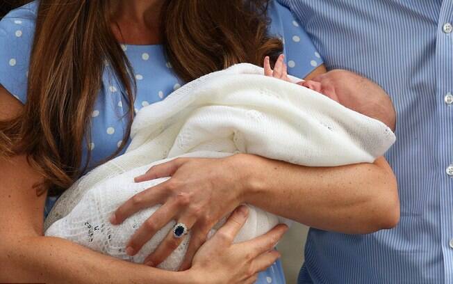 O pequeno herdeiro real nos braços da mãe, a Duquesa de Cambridge