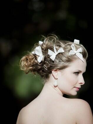 O melhor penteado é aquele que leva em conta o vestido, o comprimento do cabelo e o estilo da noiva