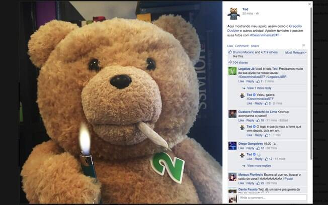 O ursinho Ted, da Universal, em campanha pela descriminalização da maconha, no Facebook