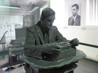 Alan Turing foi um matemático, lógico, criptoanalista e cientista da computação