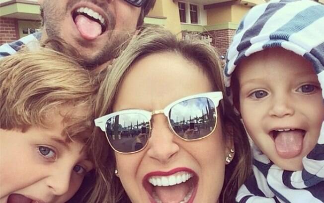 Claudia Leitte faz selfie com a família