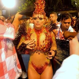 Viviane Araújo faz os últimos preparativos para entrar na avenida pelo Salgueiro