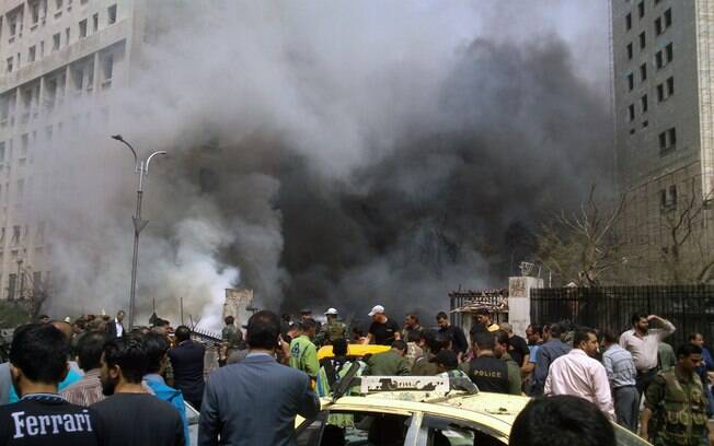 Fumaça e carros destruídos na praça Sabaa Bahrat, em Damasco, após explosão de carro-bomba (08/04)