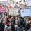 Placas contra bancos nos protestos em Frankfurt, na Alemanha . Foto: AFP
