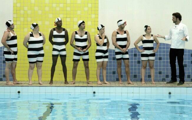 Participantes são obrigados a vestir traje e pescar na piscina