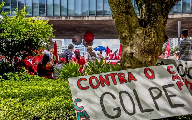 Manifestantes aguardam a chegada de Lula no protesto. Foto: Chello Fotógrafo/Futura Press - 18.03.16
