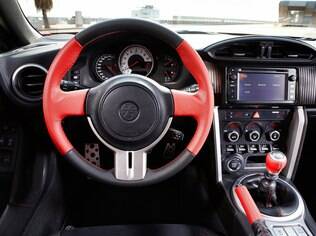 Toyota GT86 tem câmbio manual e posição de dirigir bem baixa, quase rente ao assoalho
