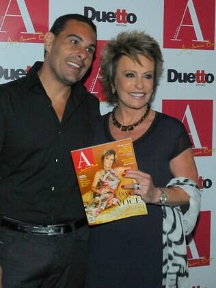 Ana Maria Braga com o marido Marcelo Frisoni no lançamento de sua revista: