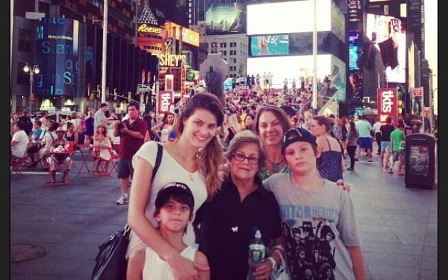 Isabeli Fontana curte férias com os filhos, a mãe e a tia em Nova York