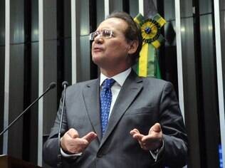 O senador Renan Calheiros discursa antes da votação para presidente do Senado Federal