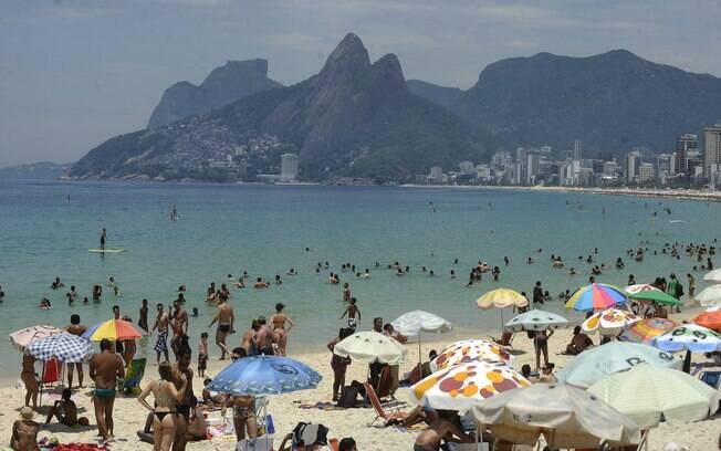 Banhistas aproveitam calor intenso na praia de Ipanema, no Rio de Janeiro (31/12/2014)