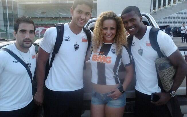 Escudero, Renan Ribeiro, Mirian Barreto e Carlos Cesar: a musa e os jogadores do Atlético Mineiro