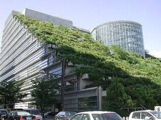 No Japão, todos os andares do edifício Acros Fukuoka ganharam pequenos arbustos