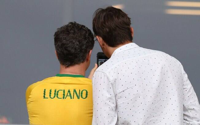 Ashton Kutcher e Luciano Huck fazem selfie antes do jogo