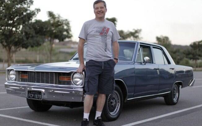 Fábio Pagotto, colecionador de carros e especialista em carros antigos, ao lado do seu Dodge Dart 1979