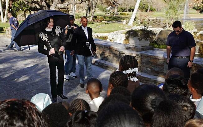 Em 1995, Michael Jackson recebe crianças de todos os lugadores do mundo em Neverland
