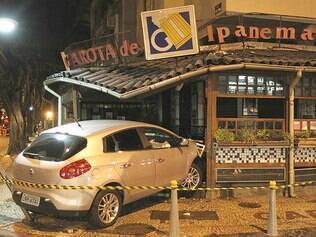 Carro invade restaurante em Ipanema