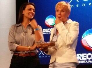 Xuxa ganha cuca de presente em coletiva de imprensa