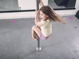 Lara começou a fazer pole kids depois que a mãe instalou uma barra profissional em casa