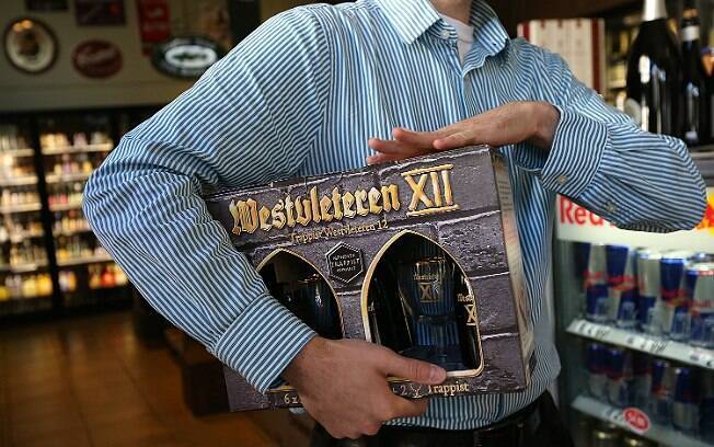 Consumidor compra Westvleteren 12 nos EUA. Em 2012, número limitado de garrafas da cerveja foi exportado