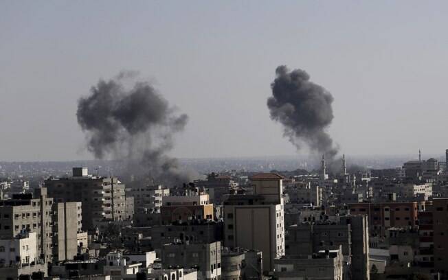 Fumaça sobe depois de ataque de míssil de Israel na Cidade de Gaza (8/7)