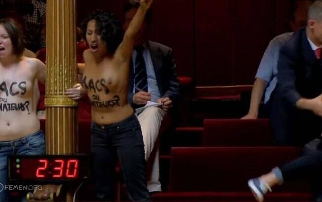 17 de Julho - Militantes usaram a tribuna da Câmara dos Senadores da França para protestar contra projetos de lei que tentam criminalizar a prostituição no país. Foto: Femen/Divulgação